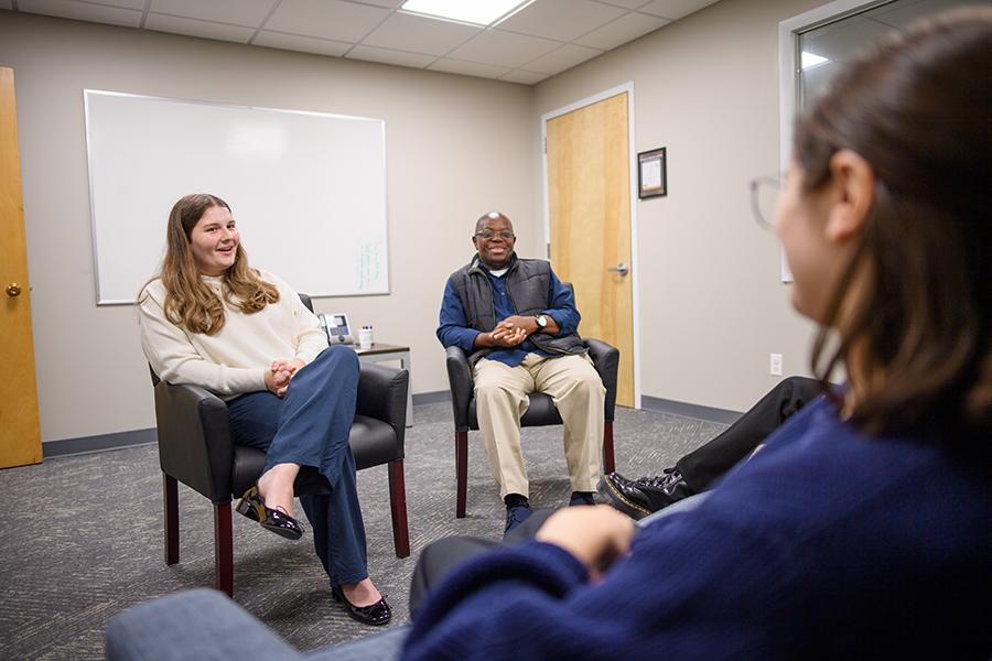 A group therapy session in the MFT clinic.