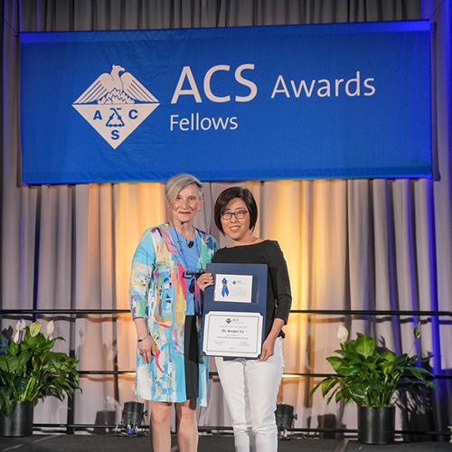 Dr. Lee receiving the 2024 ACS Award.