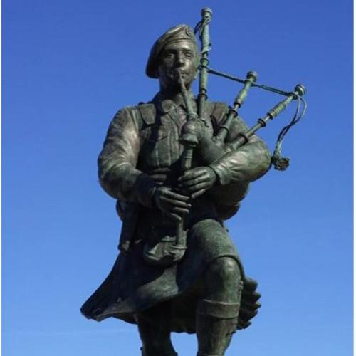 A statue of Bill Millin playing bagpipes.